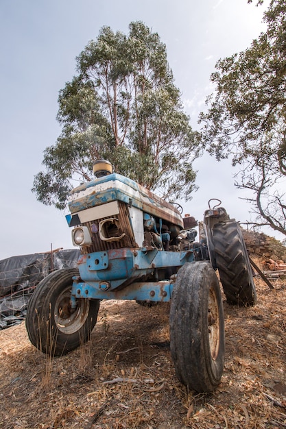 Trator abandonado no campo