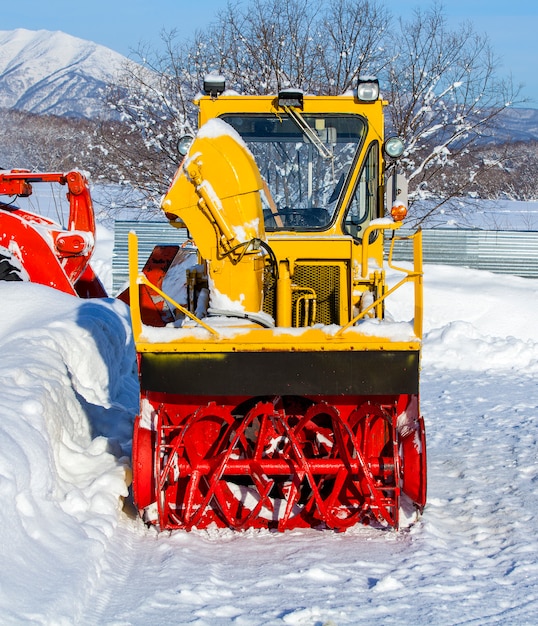 Foto trator amarelo para remoção de neve