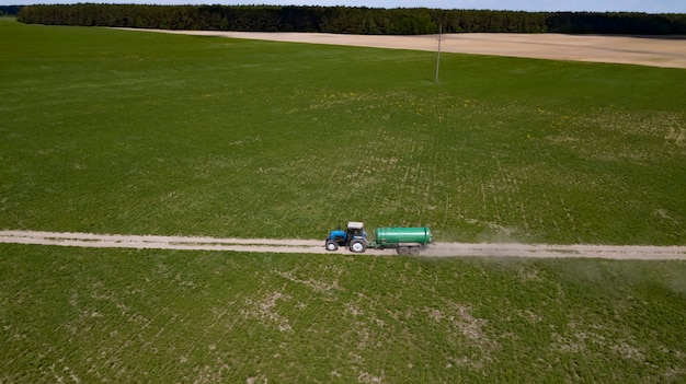 Trator com campo de fertilização para reboque com adubo natural