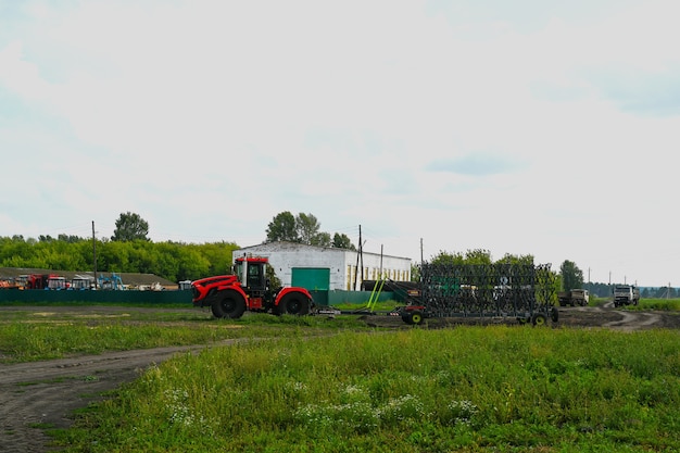 Trator com equipamento para colheita. Maquinaria agrícola.