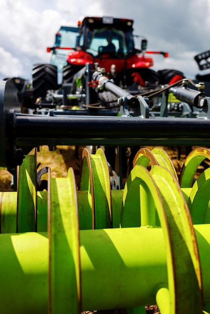 Foto trator com equipamento para processamento de campo o tema da agricultura e agricultura