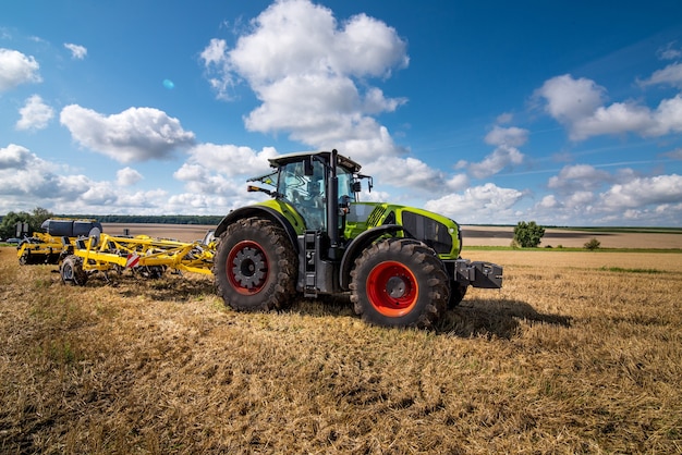 Trator com grade de discos, sistema de cultivo de solo em operação