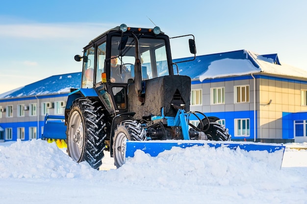 Trator com pá limpa ruas de neve Serviço de remoção e remoção de neve no inverno Fluxo de trabalho de cena real