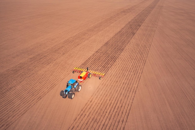 Trator com semeadora na visão de drone de campo