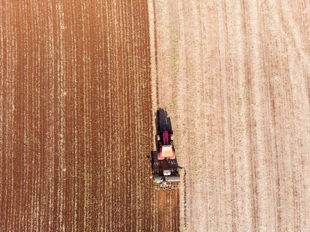 trator com semeadora no campo