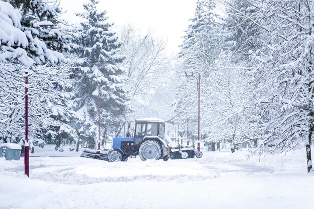 Trator de máquina de neve limpa neve nas ruas da cidade no inverno com muita neve