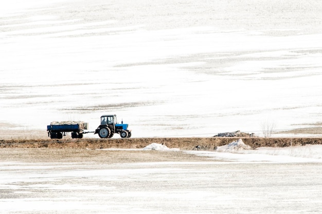 Trator em campo nevado