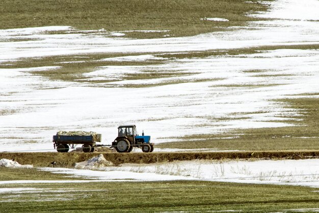 Trator em campo nevado