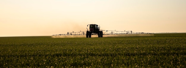 Trator especial para o tratamento de campos de ervas daninhas e pragas