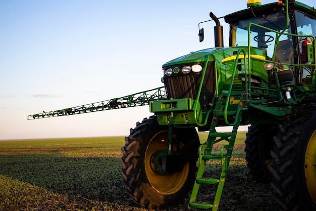 Foto trator especial para o tratamento de campos de ervas daninhas e pragas.