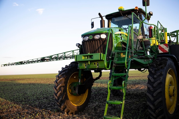 Trator especial para o tratamento de campos de ervas daninhas e pragas.