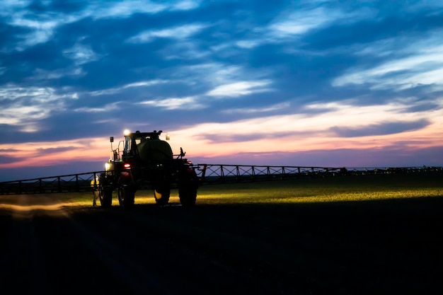 Foto trator especial para o tratamento de campos de ervas daninhas e pragas.