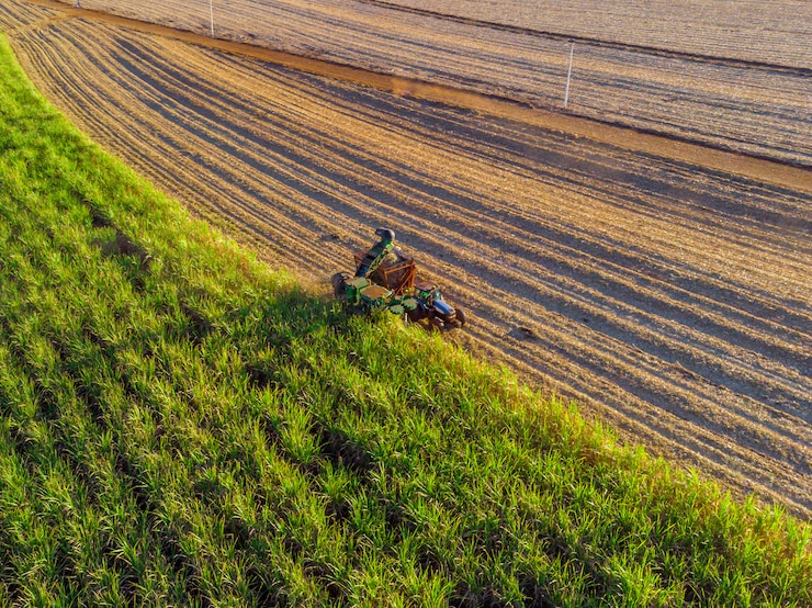 Foto trator fertilizando um campo agrícola