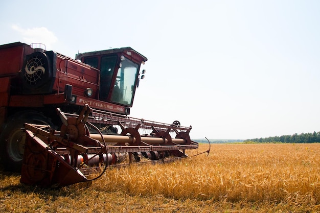 Trator moderno no campo com complexo para arar O conceito de trabalho em campos e indústria agrícola