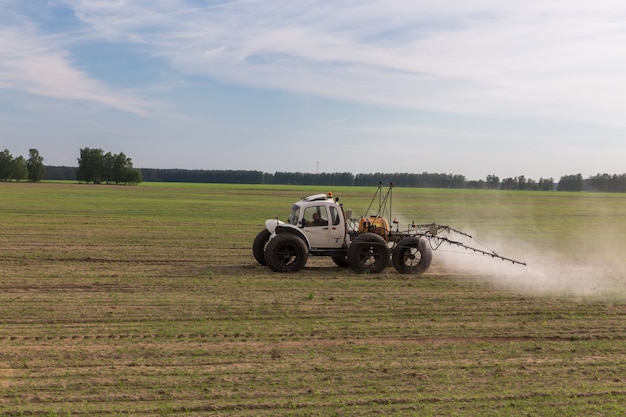 Trator pulveriza fertilizantes químicos líquidos