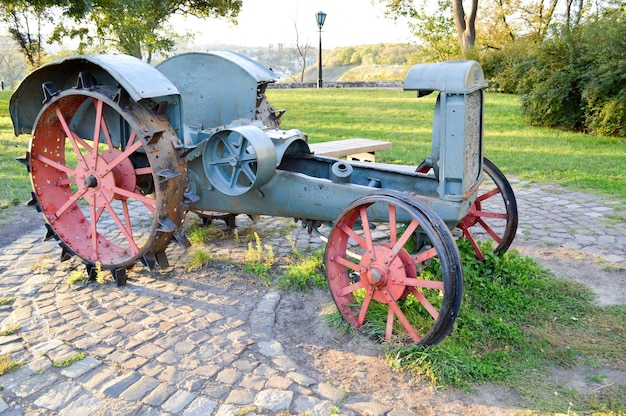 Trator retrô muito antigo com rodas de metal