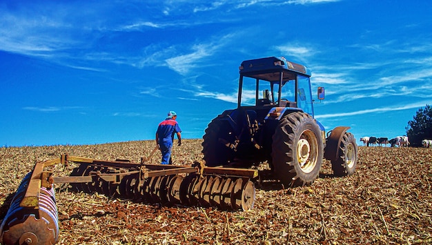 Tratores semeando a terra para novos plantios Agronegócio no Brasil o setor que mais movimenta a economia do país e gera milhares de empregos