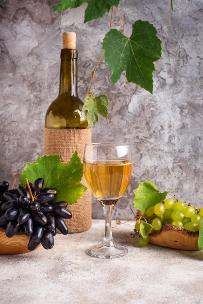 Traube, Flasche und Glas Weißwein