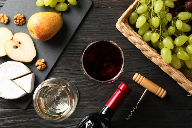 Traube, Käse, Walnuss, Gläser mit Wein, auf hölzernem Hintergrund, Draufsicht