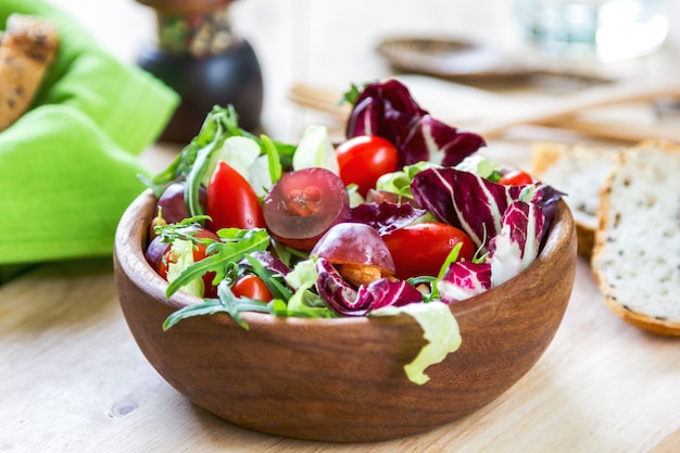 Foto traube mit radadicchio, rucolasalat mit sesambrot