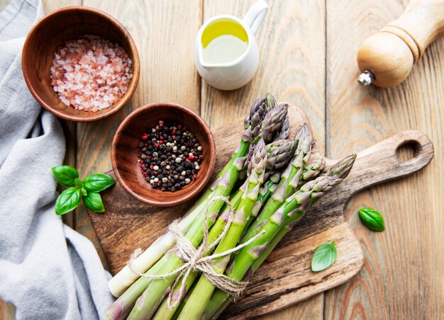 Trauben grüner Spargel