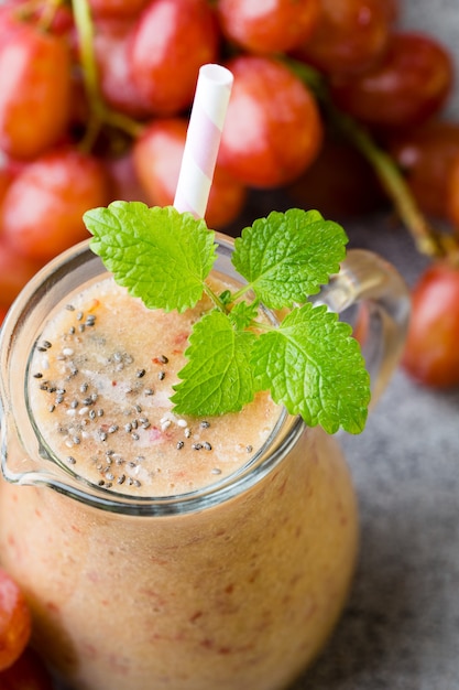 Trauben-Smoothie mit Trauben und Minzblättern