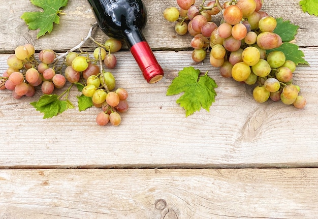 Trauben und Wein close-up auf einem hölzernen Hintergrund