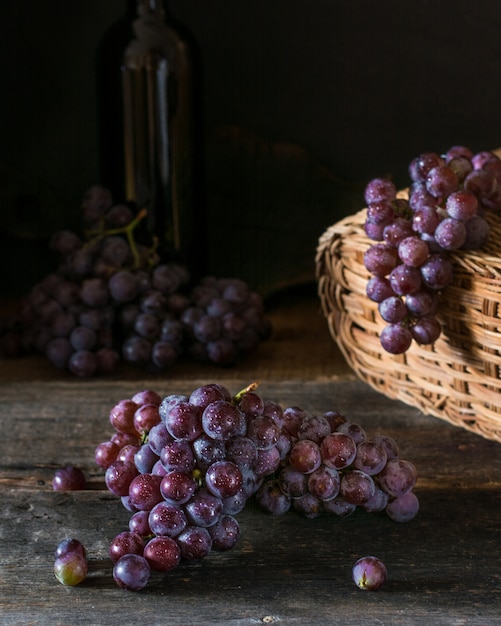 Trauben von roten Trauben auf einem Holz. Rote Weintrauben dunkle Trauben Vegetarische Ernährung. Winer