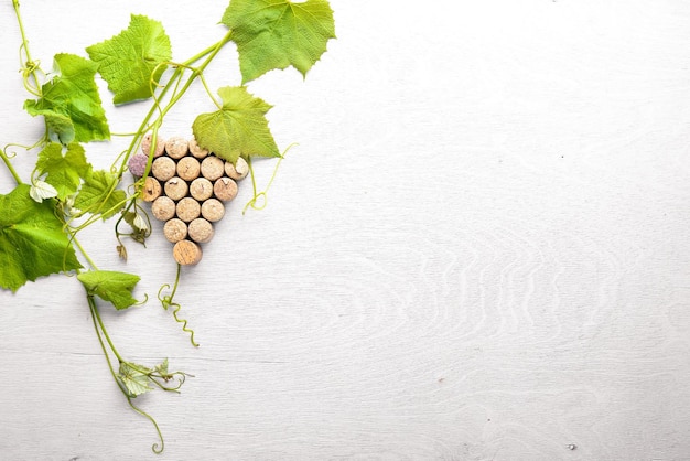 Traubenmotiv Kork aus Wein- und Weinblättern Draufsicht Freiraum