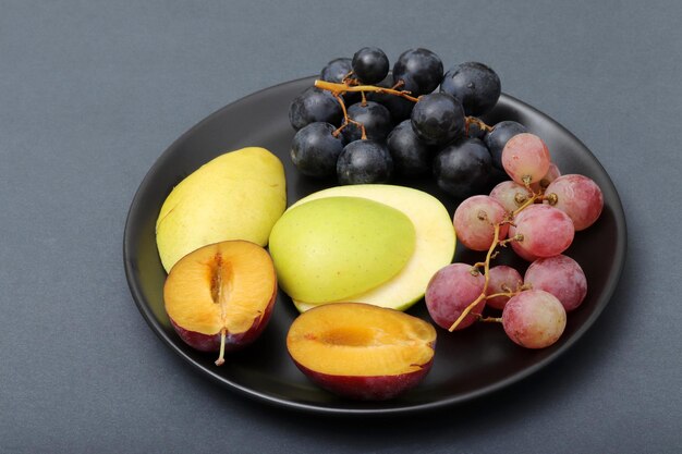 Traubenpflaumen-Apfelbirne der frischen Frucht in der Platte