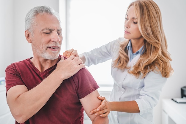 Traumatologie Orthopäde Konzept Ärztliche Untersuchung an der Schulter des Patienten in der Klinik