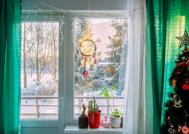 Traumfänger am Fenster hängen