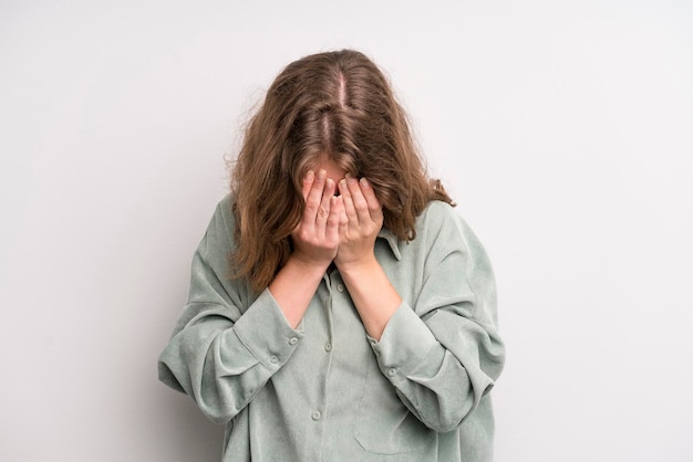Traurig, frustriert, nervös und deprimiert, mit beiden Händen das Gesicht bedeckt und weint