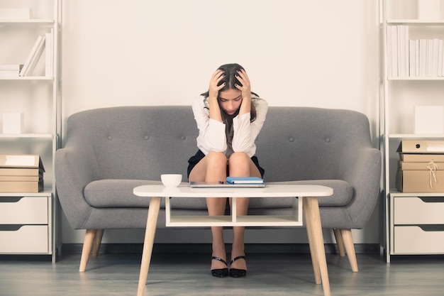 Traurige beschäftigte Sekretärin betonte überarbeitete Geschäftsfrau zu viel Arbeitsbüroproblem Müde gestresste Mitarbeiterin am Arbeitsplatz