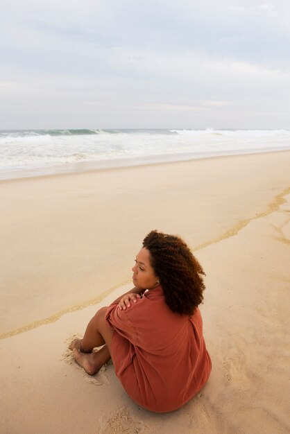 Foto traurige frau am meer