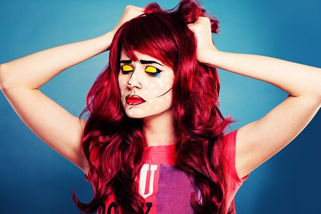 Traurige Frau mit Comic-Pop-Art-Make-up