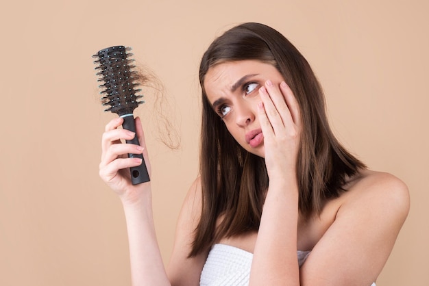 Traurige Frau mit Haarausfallproblemen, die über Haarausfall besorgt sind