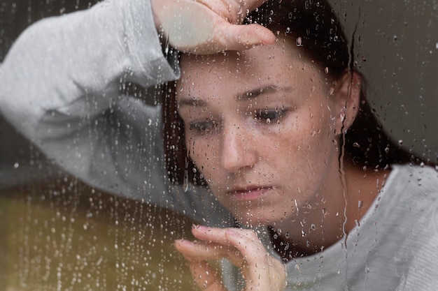 Traurige Frau mit Regen hautnah