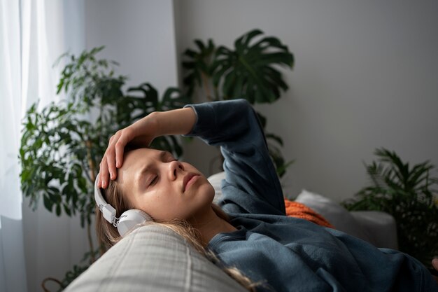 Foto traurige junge frau zu hause