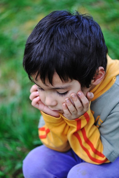 traurige Kinder in der Natur im Freien