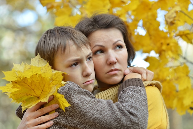 Traurige Mutter mit Sohn im Herbstpark