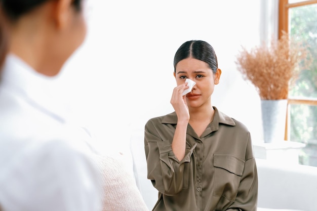 Traurige PTSD-Patientin in der äußersten Therapie für psychische Gesundheit mit einem Psychologen