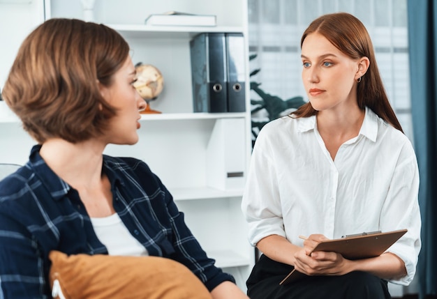 Traurige PTSD-Patientin in der höchsten Therapie für psychische Gesundheit mit einem Psychologen