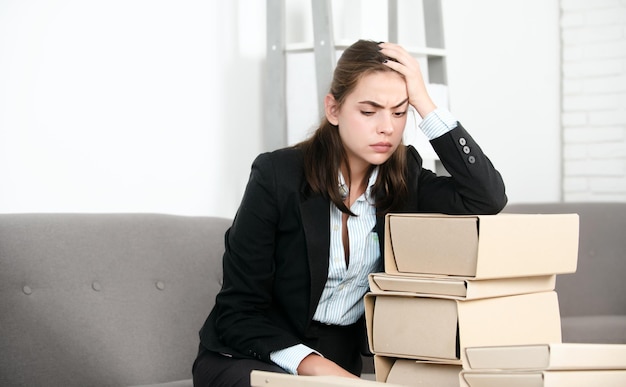 Traurige Sekretärin gestresste überarbeitete Geschäftsfrau zu viel Arbeit Büroproblem müde gestresst Sie...