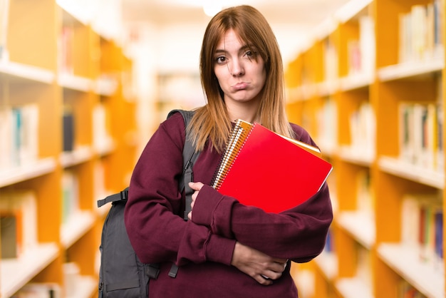 Traurige Studentenfrau auf unfocused Hintergrund. zurück zur Schule