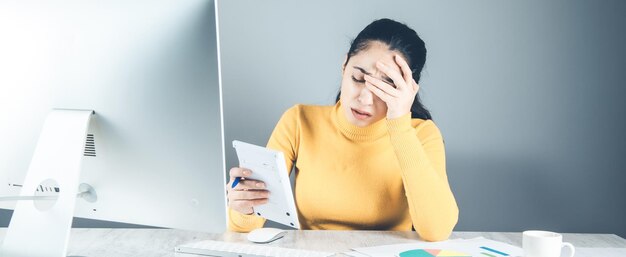 Trauriger Handrechner der Frau im Büro