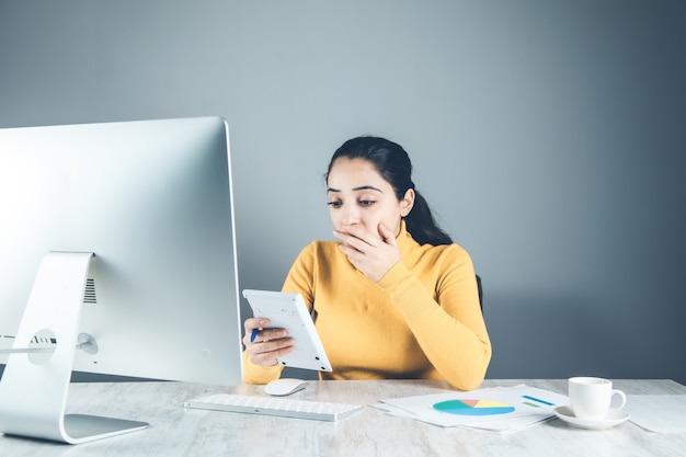 Trauriger Handrechner der Frau im Büro