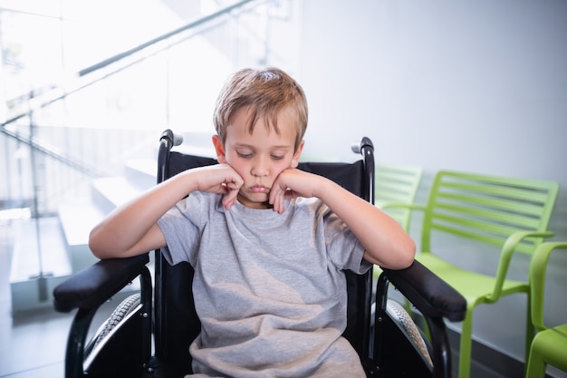 Trauriger Junge Patient sitzt auf einem Rollstuhl