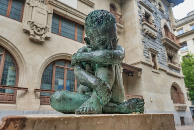 Trauriges Kind Bronzeskulptur mitten in vitoriagasteiz spanien