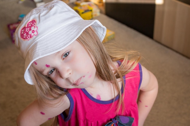 Trauriges kleines Mädchen mit antiseptischer Creme gegen Windpocken, die auf den Ausschlag aufgetragen wird